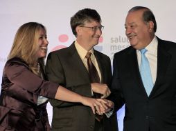 La ministra de Sanidad de España, Trinidad Jiménez, los empresarios Bill Gates y Carlos Slim tras la presentación. REUTERS  /
