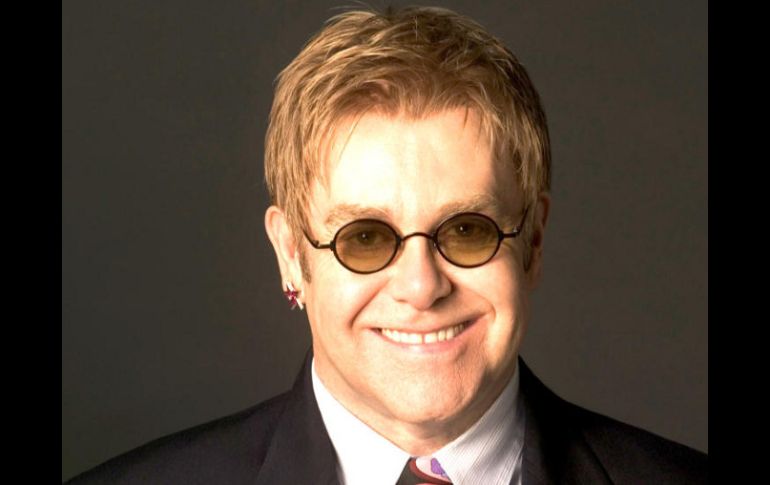 Elton John fue amenazado en Internet. ESPECIAL  /