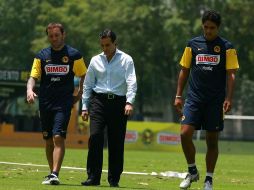 El delantero Matías Vuoso (izq.), el presidente del América Michael Bauer (c) y Diego Cervantes. MEXSPORT  /