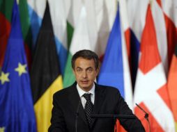 El plan de Zapatero contempla abaratar los despidos, reducir el sueldo de funcionarios y aumentar la edad de jubilación. AFP  /