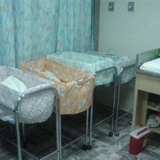 Mujer india de 66 años da a luz a trillizos por fecundación in vitro