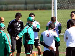 Javier Aguirre habla durante la sesión de entrenamiento de hoy. NOTIMEX  /