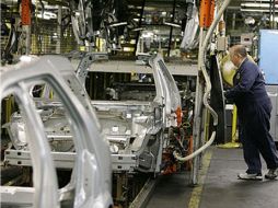 La demanda de automotores en Estados Unidos ha provocado la repueración de esta industria nacional. ESPECIAL  /