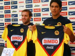 Vicente Matías Vuoso y Diego Cervantes en su presentación con América. MEXSPORT  /