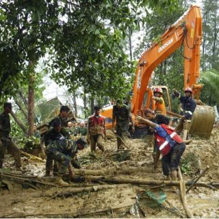 Derrumbes por fuertes lluvias dejan 47 muertos en Bangladesh