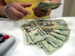 La venta de dólares se mantiene sin restricción en efectivo por parte de instituciones bancarias hacia el público en general. ARCHIVO  /