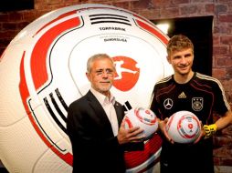 La leyenda alemana de futbol Gerd Mueller (izq.) y el jugador de la Selección alemana,Thomas Mueller posan con el balón. EFE  /