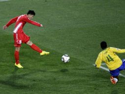 Ji Yum Nam de Corea del Norte anota durante el partido contra Brasil. AP  /