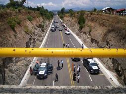 Policías federales fueron emboscados el lunes en Zitácuaro, Michoacán, cuando se dirigían a la ciudad de México. AP  /