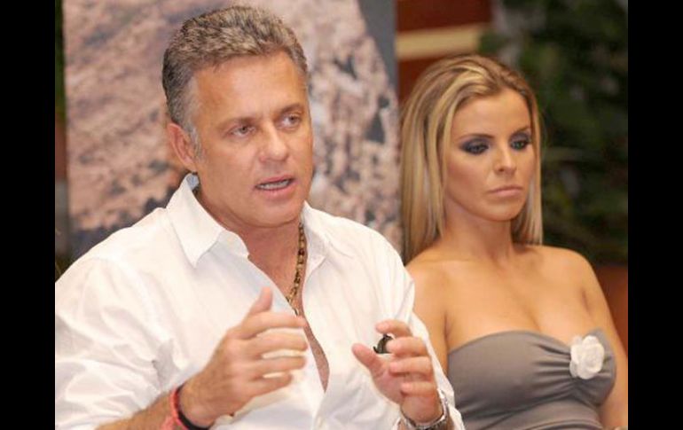 La actriz rompió en llanto de la emoción y entró al escenario para recibir la joya. ESPECIAL  /