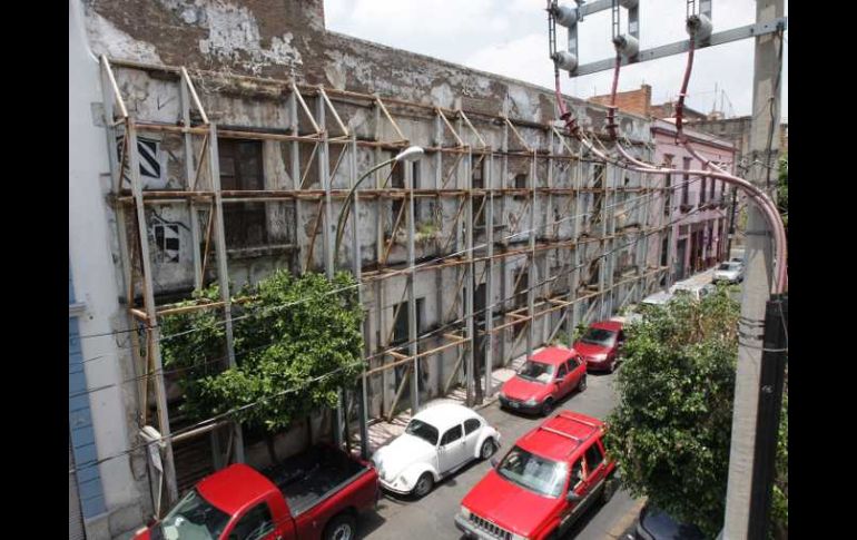 Sobre la calle Reforma, a su cruce con Pedro Loza, se ubica esta finca apuntalada para evitar que colapse. A. CAMACHO  /