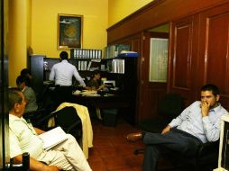 Ayer fue día de pago para los trabajadores del Congreso, y algunos acudieron con la duda de si seguían o no en la nómina. E. BARRERA  /