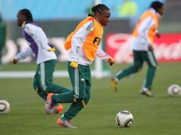 Siphiwe Tshabalala durante el entrenamiento de los anfitriones del Mundial. EFE  /