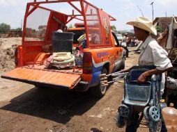 Unidades de Protección Civil y Bomberos ayudaron al traslado de pertenencias y personas. ESPECIAL  /