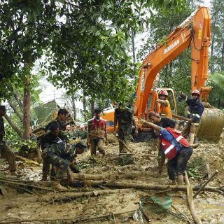 Deslaves por persistentes lluvias cobran 58 vidas en Bangladesh