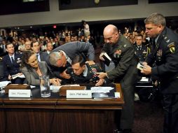 Funcionarios asisten al comandante del Mando Central de Estados Unidos, tras desvanecerse mientras testificaba. EFE  /