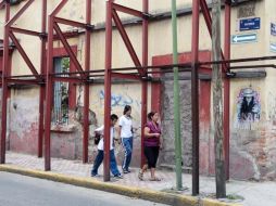 Una de las fincas que se sostienen con vigas de acero se ubica en Reforma y Pino Suárez. A. CAMACHO  /