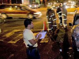 Los Bomberos de Guadalajara intervinieron en el auxilio de los lesionados. ARCHIVO  /