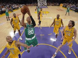 Los Ángeles Lakers y los Celtics de Boston, se verán las caras mañana en la final. AFP  /