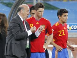 Vicente del Bosque le da indicaciones a Fernando Torres. REUTERS  /