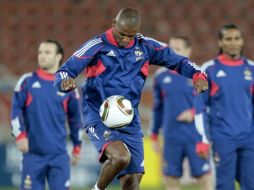 Florent Malouda durante el entrenamiento de la Selección francesa. EFE  /