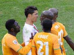 Momento en que Cristiano Ronaldo (izq.) discute con el jugador marfileño. AFP  /