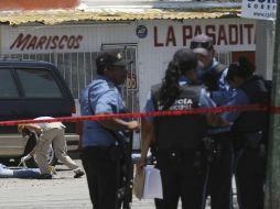 Policías y forenses acuden al lugar cercano a la clínica de rehabilitación. REUTERS  /