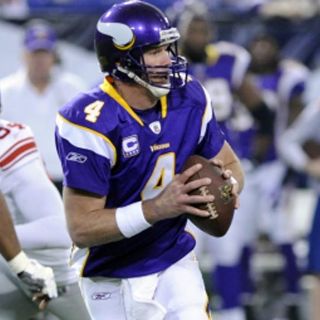 Brett Favre sale bien de cirugía