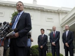 Los ejecutivos de la petrolera anunciaron a los medios la creación de fondos para cubrir los daños causados por la fuga. AP  /