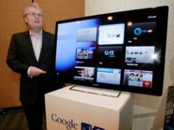 El presidente ejecutivo de Sony, Howard Stringer, junto a una pantalla que muestra cómo operará el canal por internet. AP  /