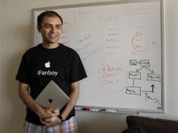 Foto del 14 de junio del 2010 del fundador de Cupidtino, Mel Sampat, con su iPad de Apple. AP  /