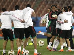 Giovani dos Santos bromea con sus compañeros durante la práctica de ayer. AP  /