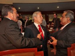 Fernando Guzmán (izq.) acudió ayer a la sesión del Congreso del Estado. S. NÚÑEZ  /
