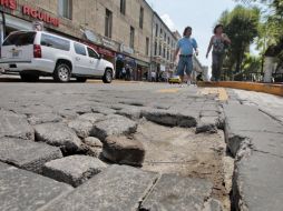 Cambiar la carpeta asfáltica de la metrópoli es la solución a largo plazo al problema de las calles, dice el gobernador. S. NÚÑEZ  /