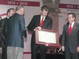 Entrega de reconocimiento a la Cruz Roja, por parte de IJAS.  /