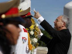 El canciller del Vaticano, monseñor Dominique Mamberti, coloca una corona de flores en el monumento a José Martí, en La Habana. AP  /