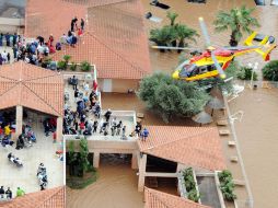Un helicóptero de rescate avista a decenas de personas para evitar ser llevados por las corrientes de agua. AFP  /