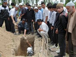 Varios hombres entierran a un uzbeko en Osh, donde hay duelo nacional de tres días en memoria los muertos en los choques étnicos. EFE  /