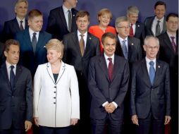 Líderes europeos posan para la foto de familia en el ámbito la reunión de los veintisiete jefes de la UE, hoy en Bruselas. EFE  /