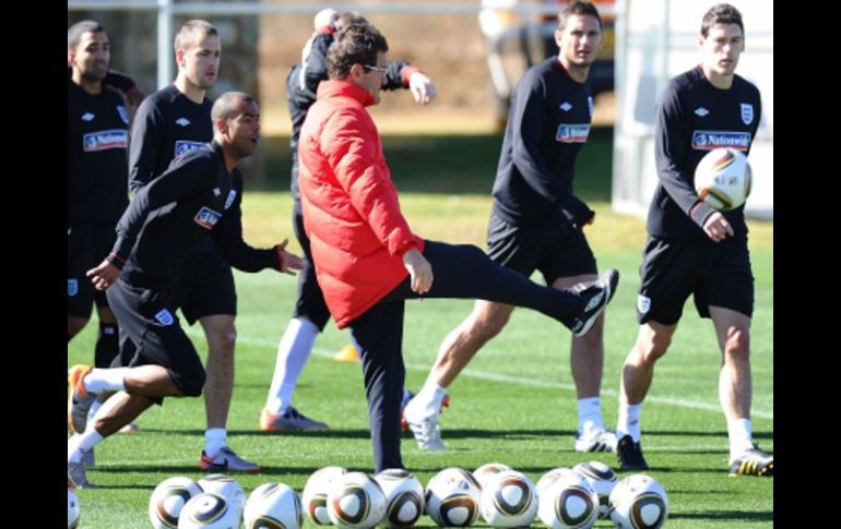 Capello entrenado de la Selección inglesa busca que sus seleccionados logren la victoria ante Argelia. AFP  /
