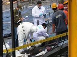 Expertos forenses han rescatado ya ocho cadáveres. AFP  /