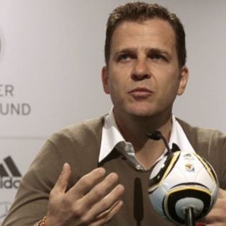 Bierhoff quiere ver avances en la Mannschaft