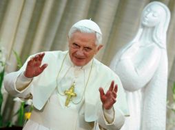 Benedicto XVI recibió hoy en audiencia privada en El Vaticano al director general de los Legionarios de Cristo, Álvaro Corcuera. EFE  /