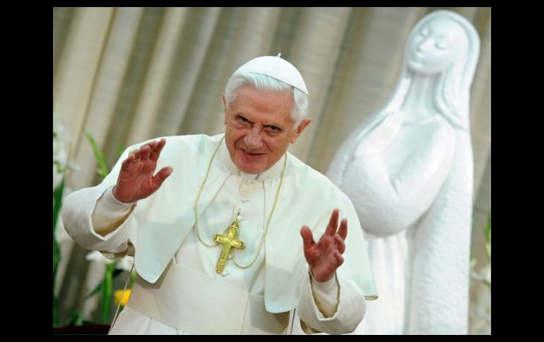 Benedicto XVI recibió hoy en audiencia privada en El Vaticano al director general de los Legionarios de Cristo, Álvaro Corcuera. EFE  /