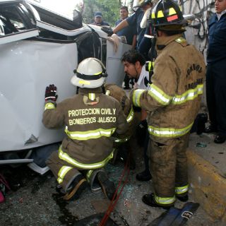 Vehículo cae sobre camión de gas en Lázaro Cárdenas