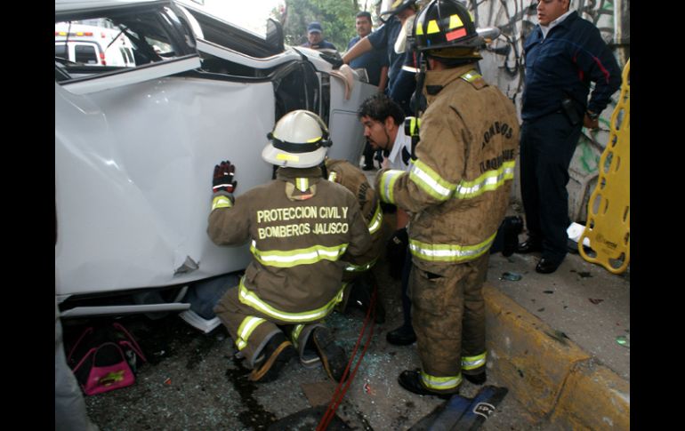 Fue necesaria la colaboración de Protección Civil del Estado en el aparatoso accidente. ESPECIAL  /