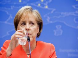 Angela Merkel, habla tras una cumbre de los líderes de la UE en Bruselas centrada en las reformas económicas de Europa. EFE  /
