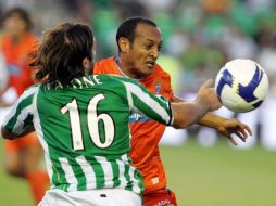 Pavone de Real Betis y Morris del Recreativo de Huelva , durante juego de la semana i del futbol español 200809. MEXSPORT  /