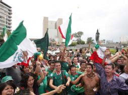 Aficionados festejan triunfo de México ante Francia, en La Minerva. A. CAMACHO  /