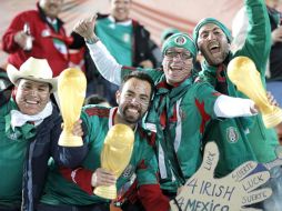 Aficionados apoyan a la Selección mexicana. EFE  /